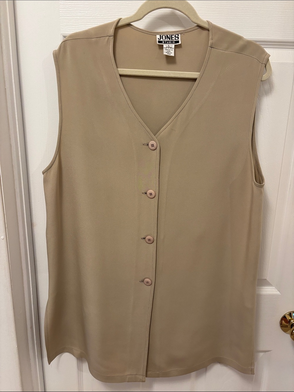 Jones New York Beige Sleeveless V-Neck Button Front Blouse